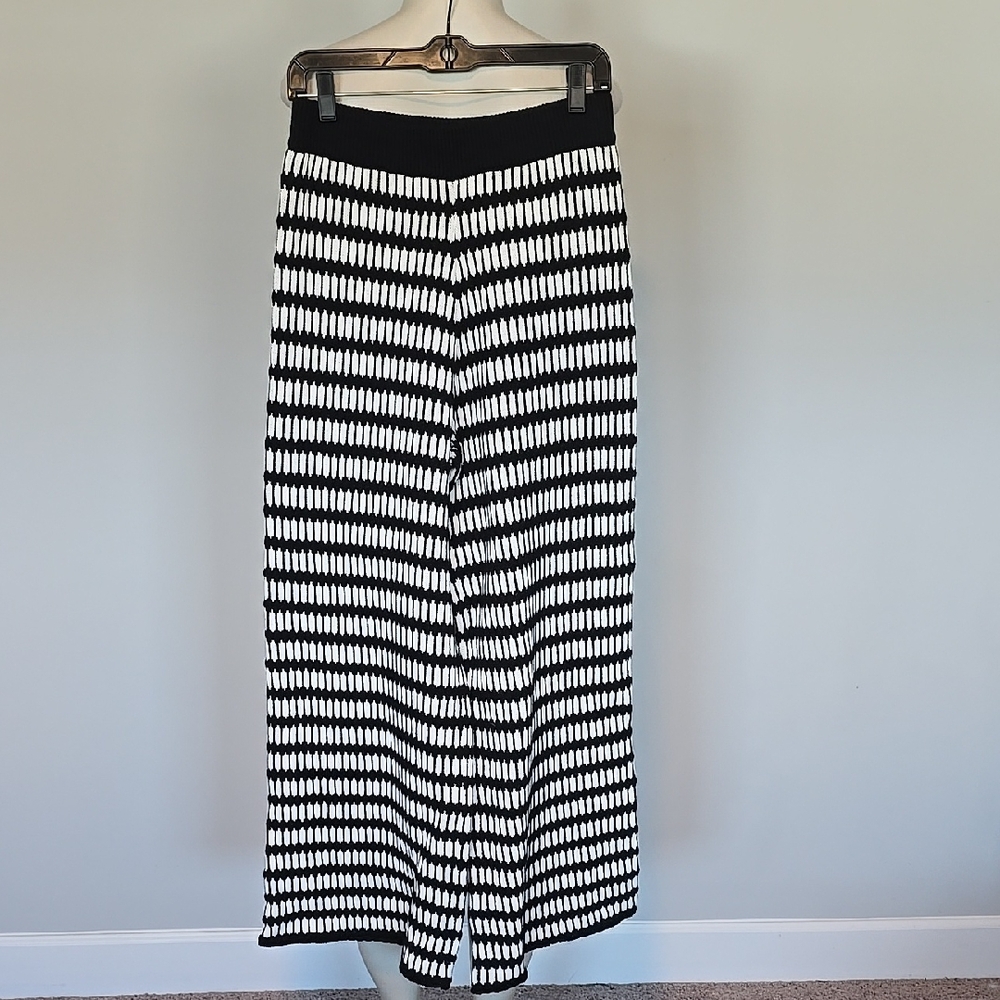 Whiteroom + Cactus black/white pill on flared leg knit pants-M